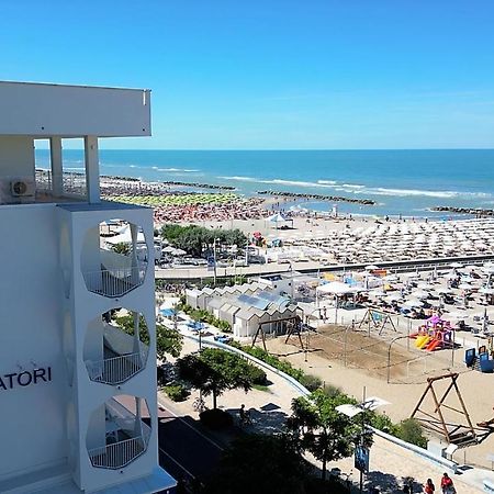 Ambasciatori Hotel - Beach Front -Breakfast Xxl & Brunch Until 12 30Pm Misano Adriatico Kültér fotó
