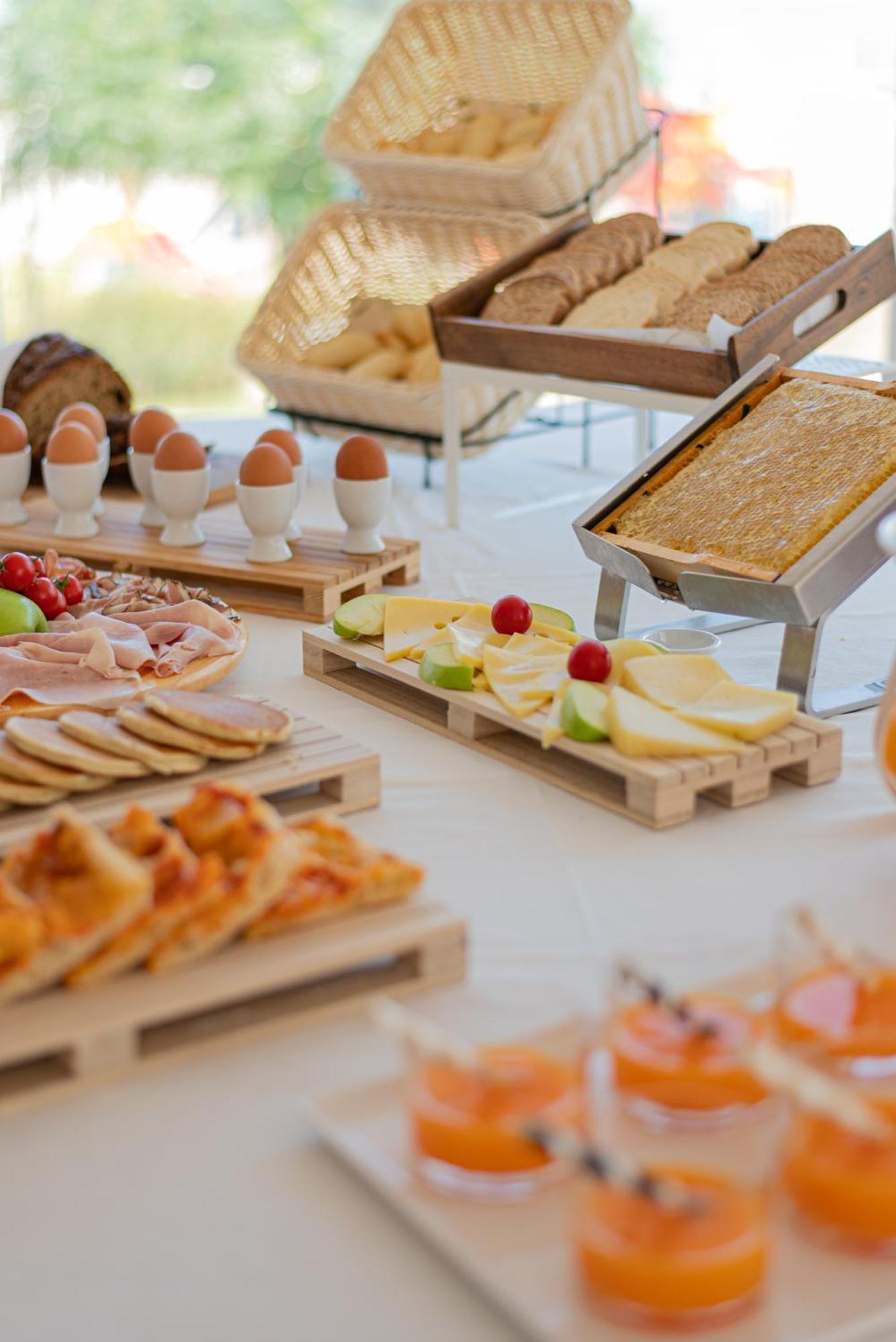 Ambasciatori Hotel - Beach Front -Breakfast Xxl & Brunch Until 12 30Pm Misano Adriatico Kültér fotó