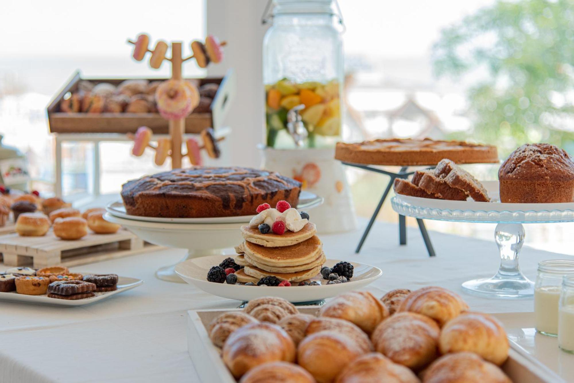 Ambasciatori Hotel - Beach Front -Breakfast Xxl & Brunch Until 12 30Pm Misano Adriatico Kültér fotó