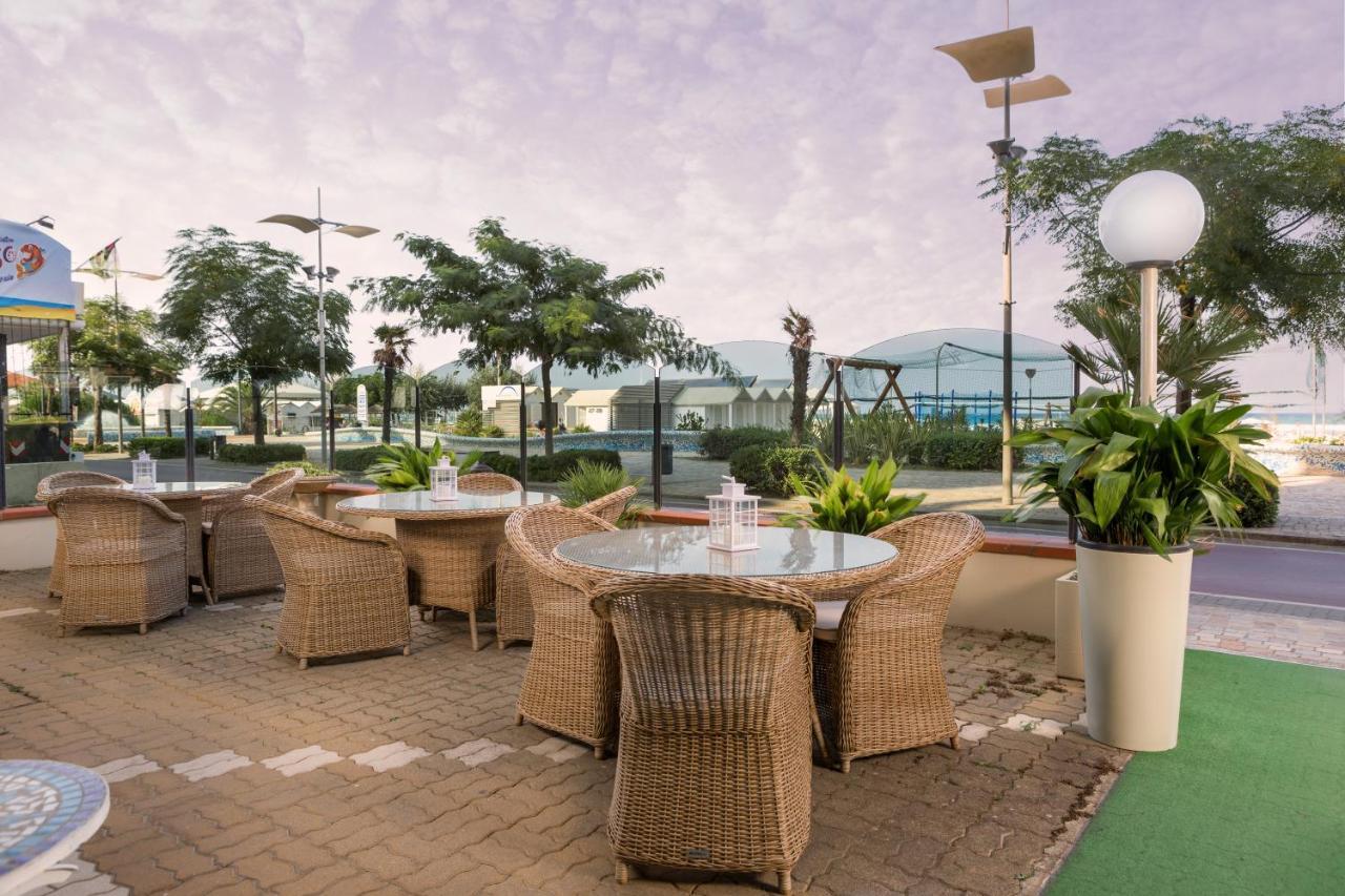 Ambasciatori Hotel - Beach Front -Breakfast Xxl & Brunch Until 12 30Pm Misano Adriatico Kültér fotó