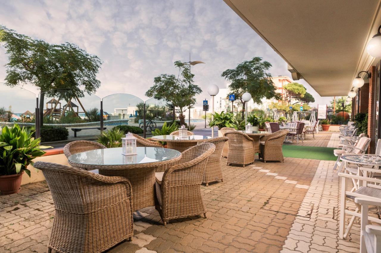 Ambasciatori Hotel - Beach Front -Breakfast Xxl & Brunch Until 12 30Pm Misano Adriatico Kültér fotó
